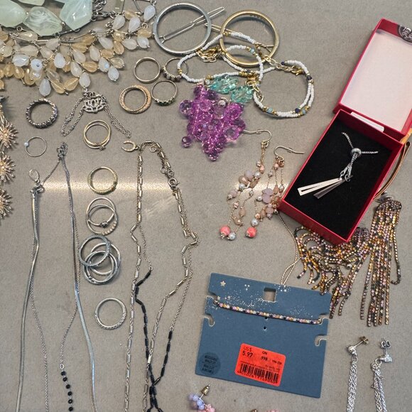 Assorted jewelry + peacock earring holder - Picture 4 of 11